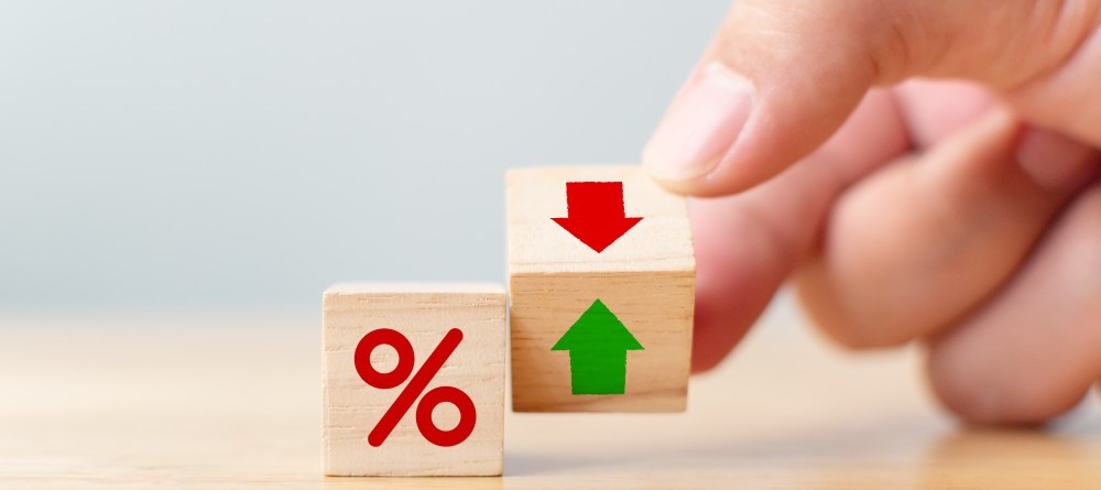 Dice with percentage symbol and arrows