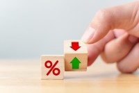 Dice with percentage symbol and arrows