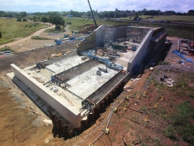 The east and west wing walls of the box structure