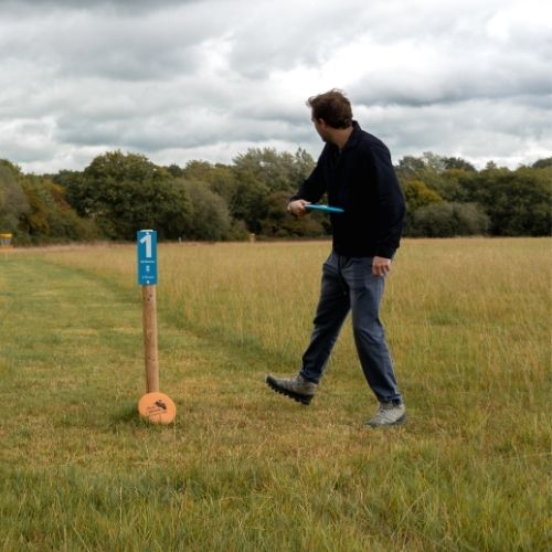 Man playing frisbee golf