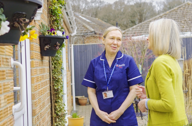A healthcare worker chatting to a woman
